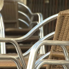 Sillas apiladas en una terraza