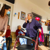 Adelaida, su nieta Arantxa y sus bisnietos Mario y Marta reunidos en la Residencia Virgen de Barbaño de Montijo