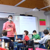 Maestro impartiendo clase en un centro de la región