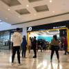 Colas en el interior del centro comercial El Faro