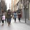 Clientes comprando esta tarde en la calle Menacho de Badajoz 