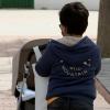 Un niño paseando a su hermano pequeño