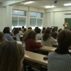 Gente realizando el examen un examen de oposición de enfermería en Cáceres