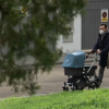Padres pasean a su hija nacida en medio de la tercera ola de la pandemia