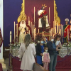 Una familia se hace la foro con la Borriquita esta mañana en la parroquia de San Roque 