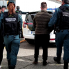 Agentes de la Guardia Civil trasladando a dos de los detenidos