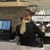 Mujer trabajando en un bar