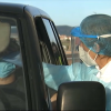 Sanitaria realizando un test a un vecino de Herrera del Duque