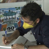 El periodista Carlos del Amor firma el libro 'Emocionarte"
