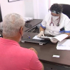 Médica de familia atendiendo a un paciente en su consulta