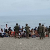 Menores llegados a Ceuta son agrupados en la playa del Tarajal.