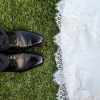 Fotografía de calzado sobre césped de contrayentes de matrimonio