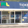 Oficina de venta de tickets para los ferris, cerrada. 