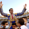 El diestro Emilio de Justo sale por la puerta grande a la finalización de la "Corrida de la cultura" celebrada en la madrileña plaza de toros de Las Ventas, en un mano a mano con Antonio Ferrera lidiando reses de Victoriano del Rio.