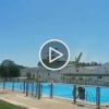 Helicóptero tomando agua de una piscina comunitaria