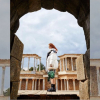 Modelo de Louis Vuitton posando en las gradas del Teatro Romano de Mérida