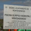 Cartel anunciador de los horarios en la piscina de Montehermoso