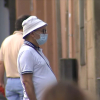 Un ciudadano transita con la mascarilla