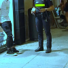 Policía local identifica a un joven bebiendo alcohol en la calle en Mérida
