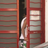 Puerta del centro de refugiados de Cruz Roja en Mérida