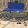 Turistas en el Teatro Romano de Mérida viendo los ensayos de 'Edipo'