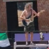 El extremeño que no ha dudado en animar La Vuelta con su guitarra