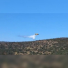 Hidroavión soltando agua sobre el incendio de Calzadilla