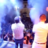 Una orquesta de música actúa en la plaza de un municipio