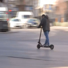 Usuario de patinete en la vía pública