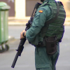 Guardia Civil sosteniendo un arma durante la redada