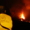 Un hombre observa la actividad del volcán de La Palma