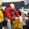 Familia preparándose para llevar a los niños al colegio