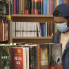 Lector hojeando un libro en una librería