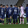 Los jugadores del Belenenses reaccionan tras el partido de fútbol de la Primera Liga portuguesa entre Belenenses SAD vs Benfica, en el Estadio Nacional, en Oeiras, cerca de Lisboa, Portugal, el 27 de noviembre de 2021. El partido entre Belenenses SAD y el Benfica acabó en el minuto 48, ya que los belenenses se quedaron sin el mínimo de jugadores, tras empezar con sólo nueve, por un brote de covid-19.