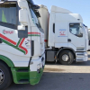 Camiones estacionados en un área de servicio