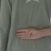 Imagen del pulgar flexionado para alertar de un caso de violencia de género 