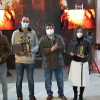 Los dos galardonados posan con el premio