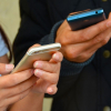 Jóvenes utilizando el móvil