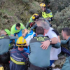 Efectivos de bomberos, sanitarios y Guardia Civil de Coria rescatan al senderista herido en Acebo