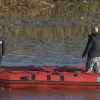 Efectivos de la Policía buscando pistas de Pablo Sierra en el río Guadiana.