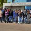 Compañeros de residencia de Pablo Sierra, en el exterior del Instituto de Medicina Legal de Badajoz.