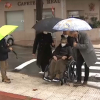 Mayores saliendo de la residencia con sus familiares