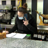 María Gil, en su restaurante de Mérida, anulando una reserva.