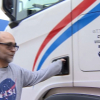 Tino Galán, transportista junto a su camión en Almendralejo.