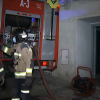 Los bomberos en la entrada de la vivienda