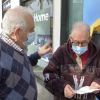 El presidente de jubilados y pensionistas de Mérida junto a un pensionista delante de un cajero automático en Mérida