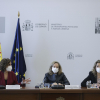 La vicepresidenta primera del Gobierno y ministra de Economía, Nadia Calviño (c) junto a la ministra de Hacienda, María Jesús Montero (i) y la de Transporte Raquel Sánchez (d) durante su encuentro con los miembros del Comité Nacional del Transporte por Carretera (CNTC) este jueves en la sede del Ministerio.