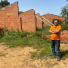Carlos Palomero delante de la edificación por la que podría ir a la cárcel.