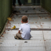 Niño solo en un pasillo