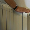 Mano sobre radiador para comprobar la temperatura